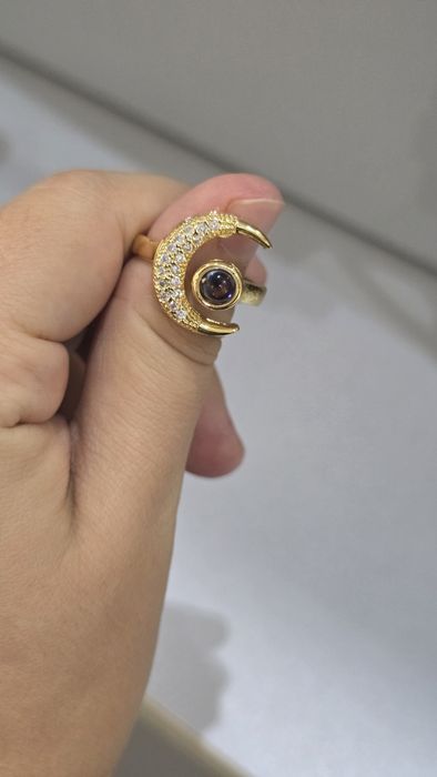 Необычное кольцо с полумесяцем и проекционным камнем
