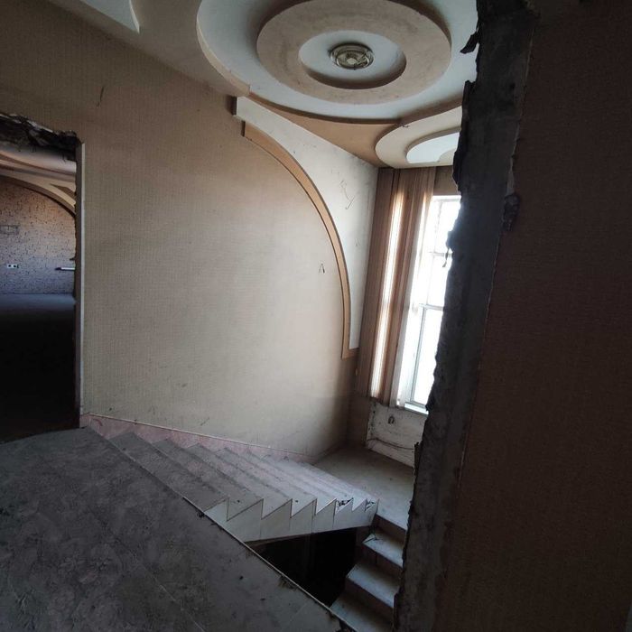 Продается участок с двух-этажным домом,рядом с Мечетью.