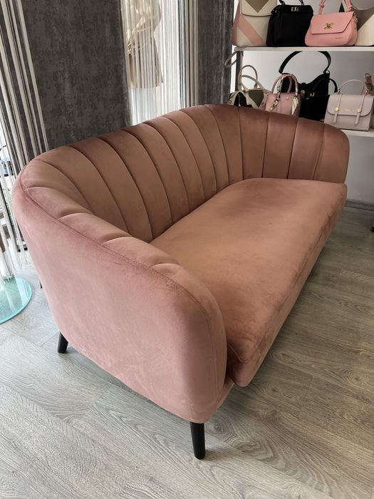 Диван в цвят пудра