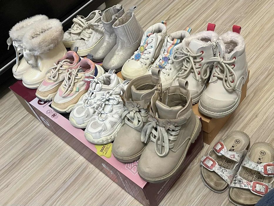 Продавам  4 бр.детски обувки за момиченце .Цена 35 лв за 4 бр.