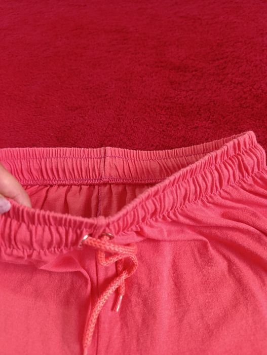 Pantaloni scurți corai