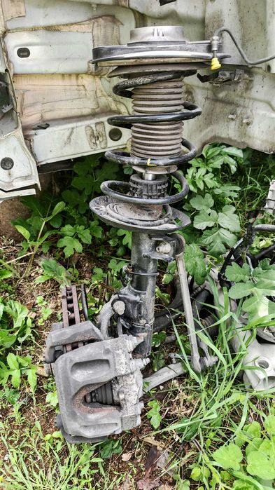 Мерцедес Е350 на части без предна броня, фарове и двигател.