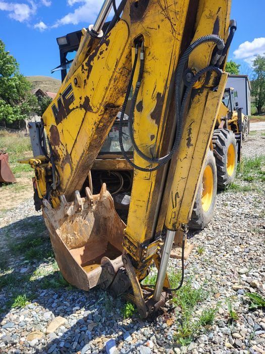 Dezmembrez buldoexcavator mf 965