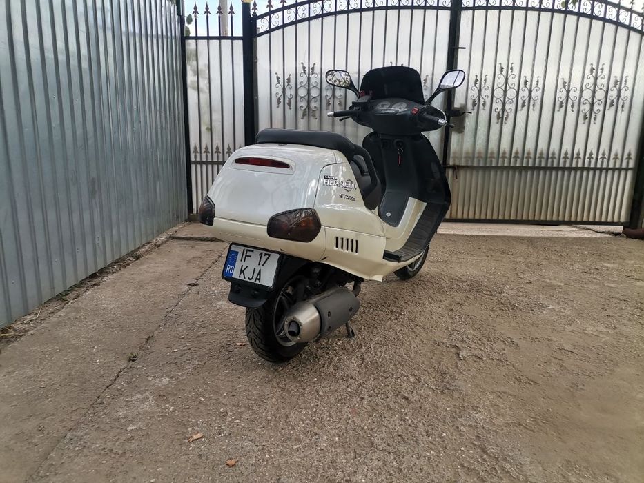 Scuter Piaggio Super Hexagon 125 cc 4 timpi – răcire cu apă – fiscal pe loc