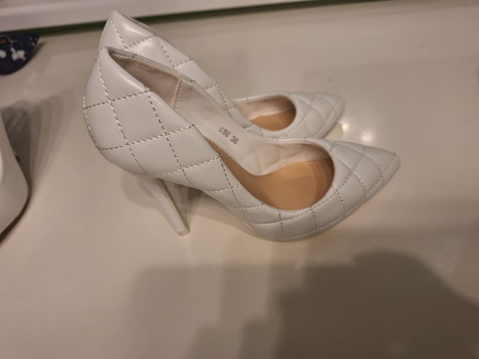 Обувки на висок ток