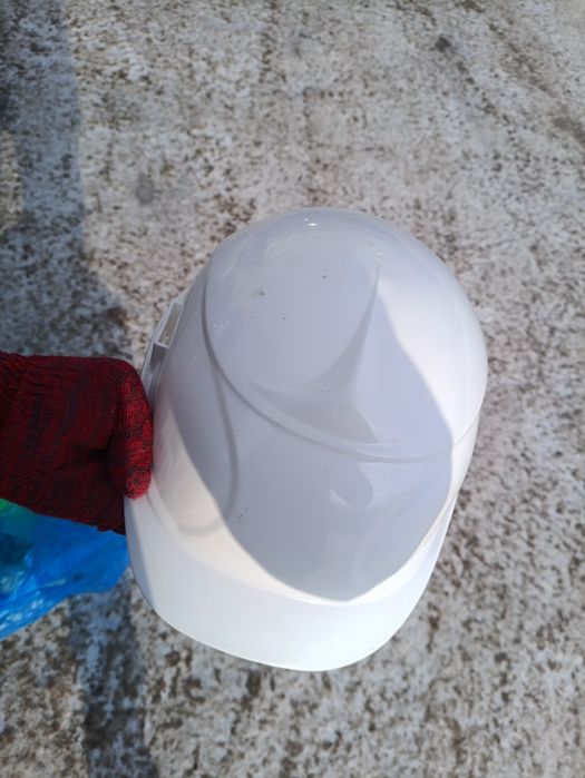 Каски, мастерки, желетки, пистолет