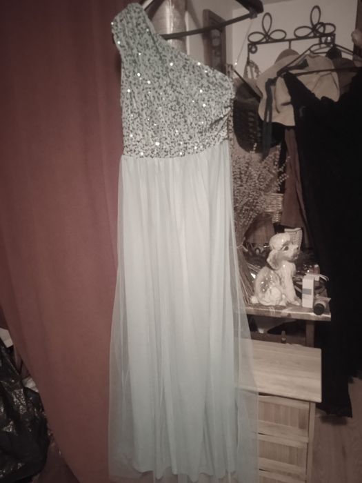 Rochie de seara vernil, cu un umăr descoperit,