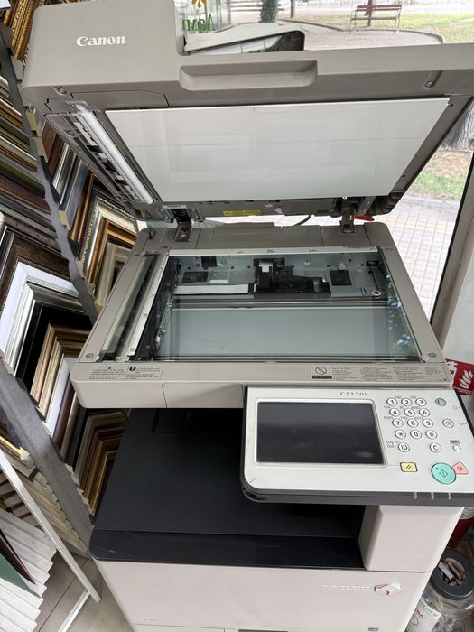 Продавам цветна копирна машина Canon C3320i