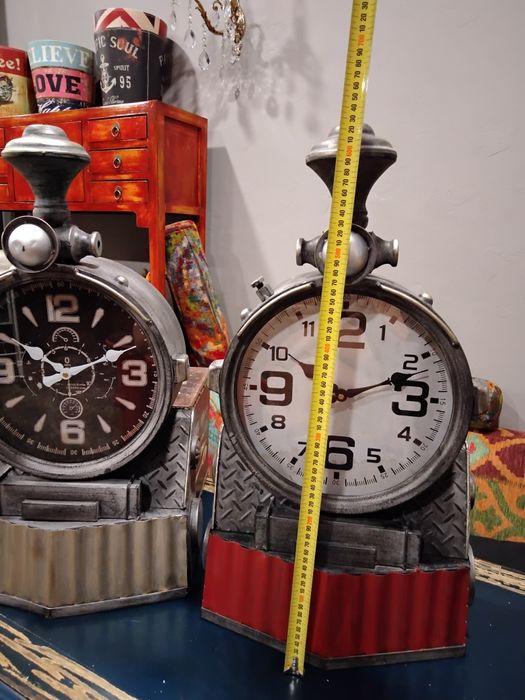 Часы - паравоз металлические.