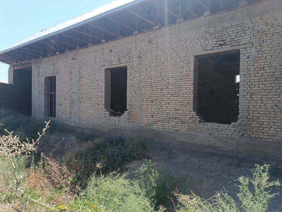 Uy sotiladi İpodrom bozori ketaverishda taxta bazani oldida