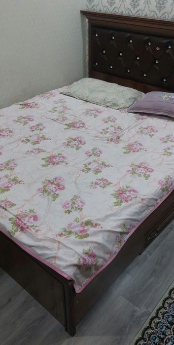 Кровать двуспальная.
