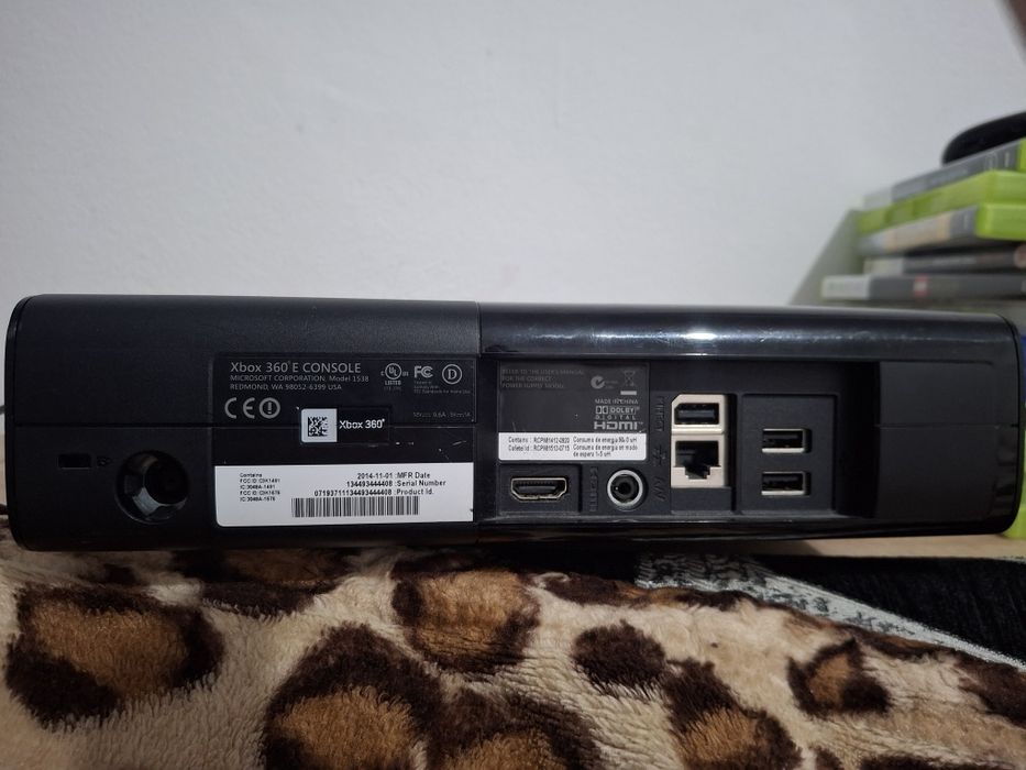 Vând xbox 360 E in stare bună