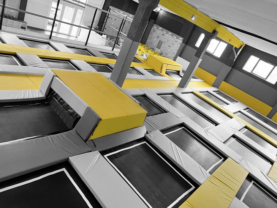 Loc de joaca / Parc de trambuline