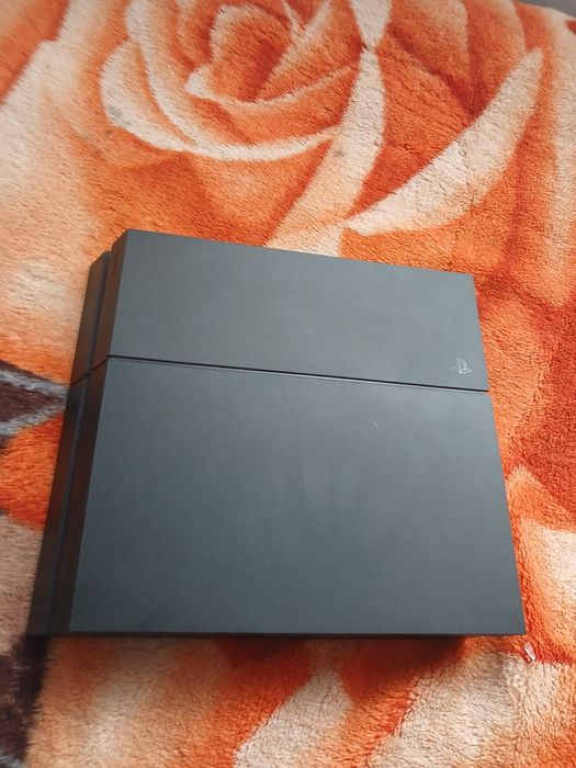 Vând ps4  stare buna  cu 5 jocuri 750 ron