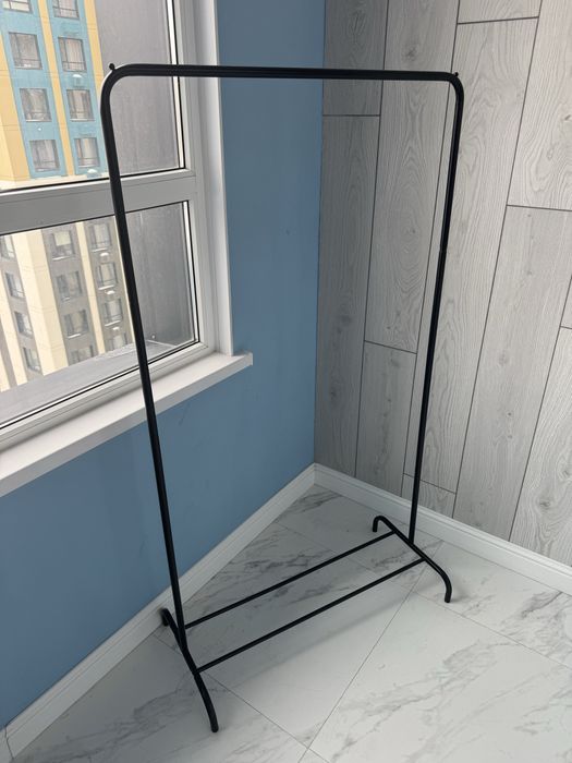 Рейл для одежды в идеальном состоянии