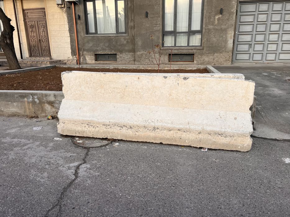 продам бетонную плиту загородительную