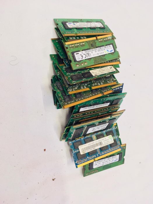 136 plăci RAM în stare excelentă, preț rezonabil și negociabil. Grăbeș