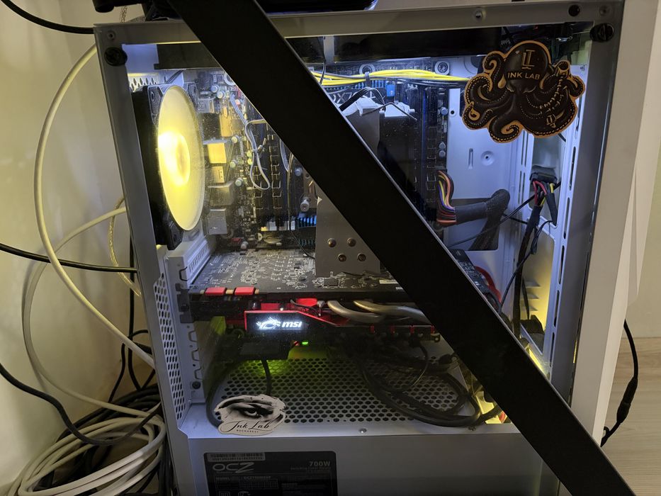 pc stare functionare  perfecta  se vinde cu monitor si masă gaming plus mouse gaming si tastatura rgb