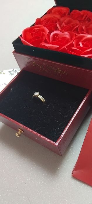 Cutie cadou cu flori de spuma