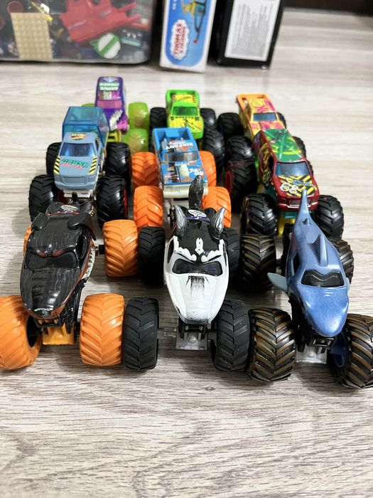 Продам оригиналы Hot wheels Monster track