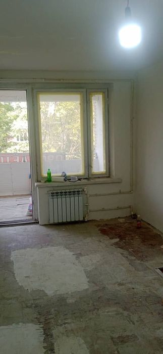 Янгиюль. 2 х ком в 3 х ком. Евро ремонт. 1/2 кирпич не торец. Бал. 2*6