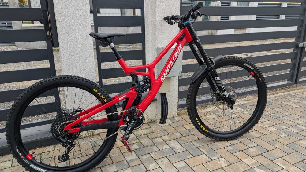 Bicicletă downhill Santa Cruz V10 8 CC DH S-Kit MX (L, roșu lucios)