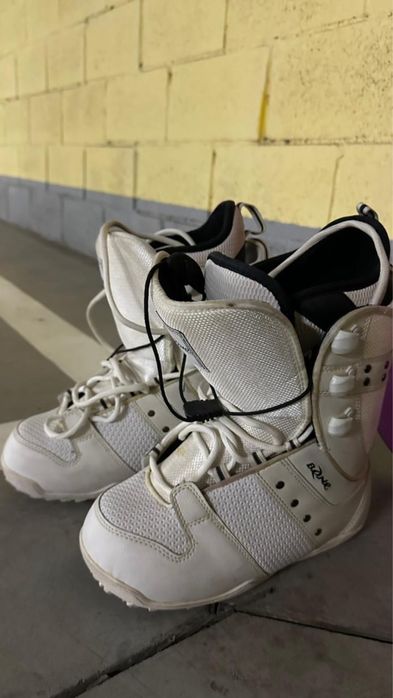 Сноуборд с креплением и ботинками