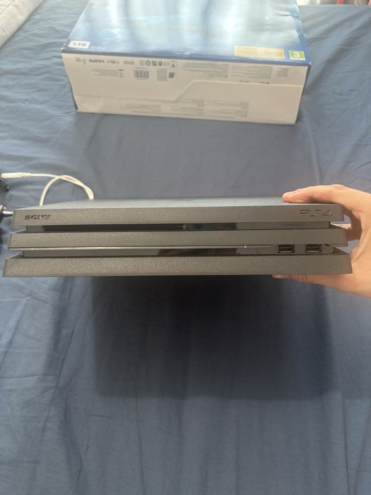 PlayStation 4 PRO 1TB, în stare foarte bună