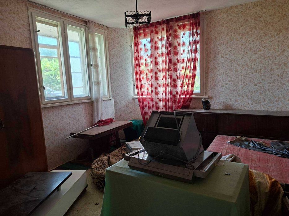 Двуетажна къща в с. Стража, Търговище