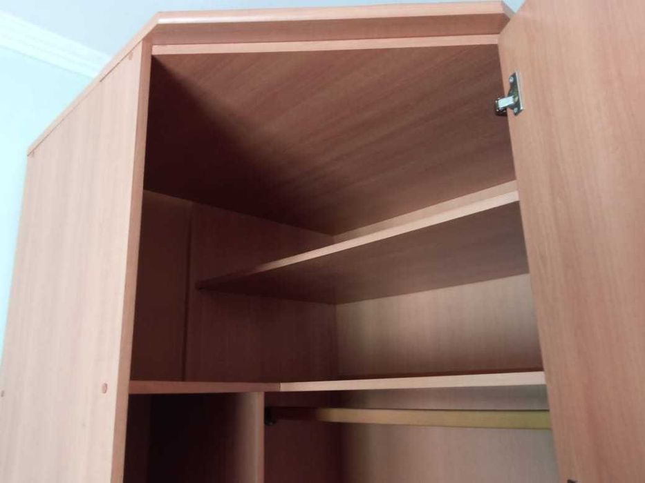 Продам шифоньер угловой