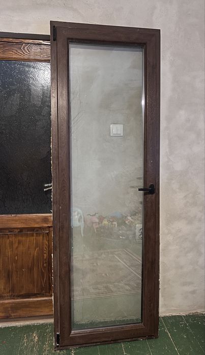 Set geam si uşă aproape noi,culoare nuc