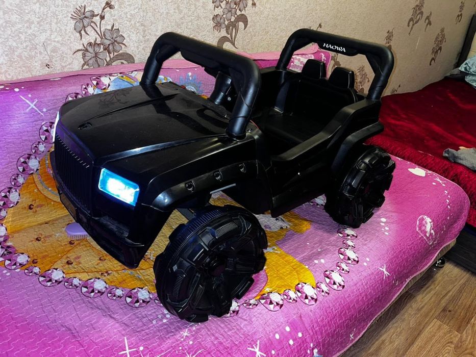 Продам машинку с пулть управлением