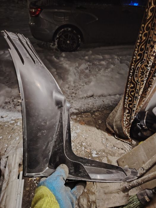 Передний правый подкрылок