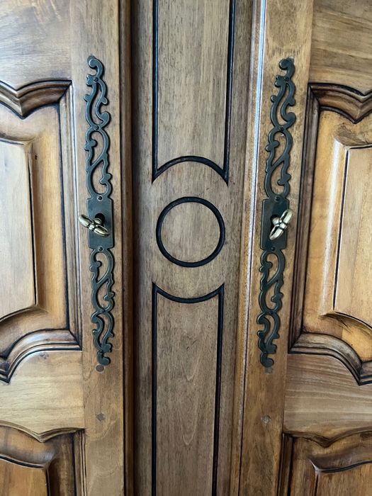 Масивен орехов гардероб