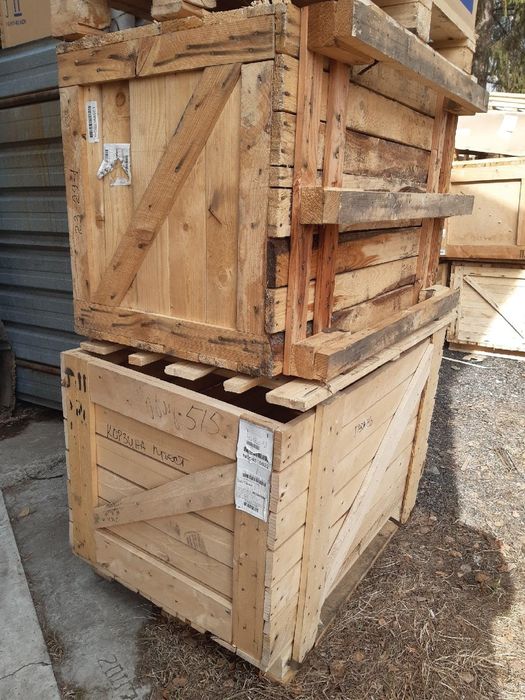 Поддоны и деревянные ящики..
