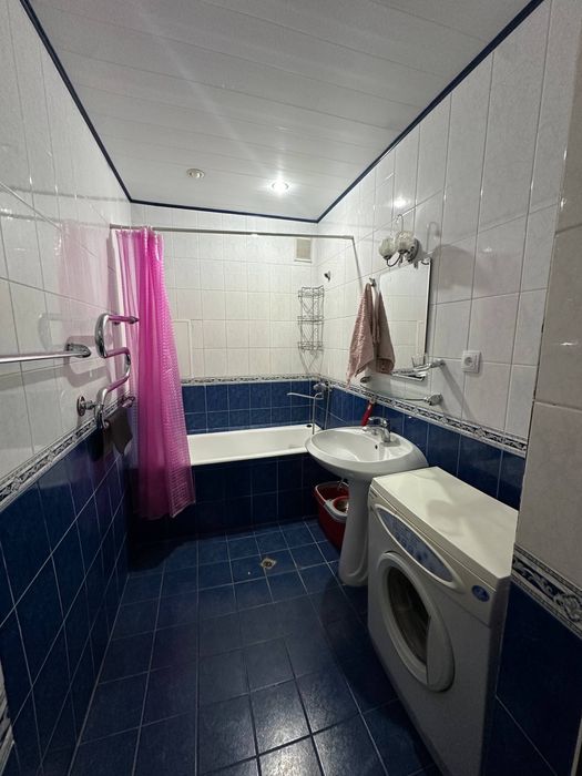 Возле метро ойбек