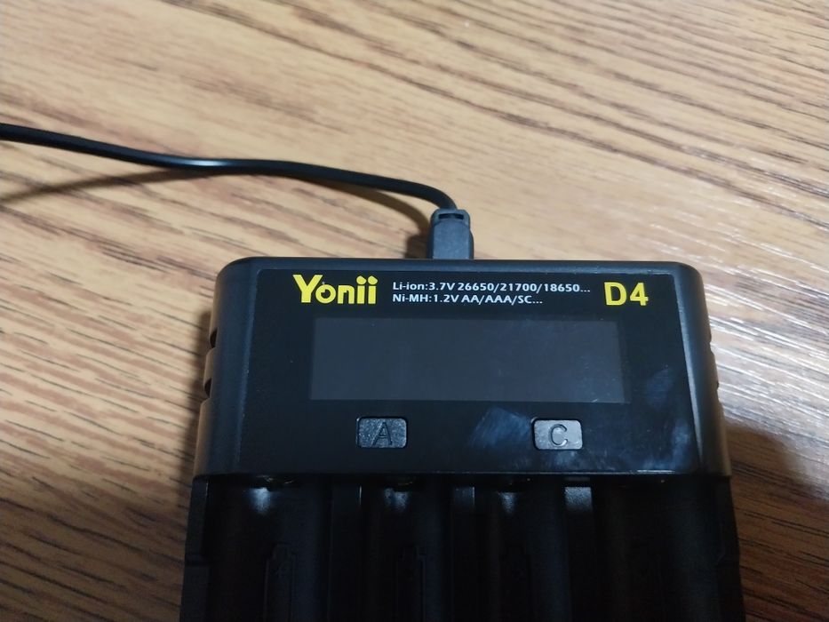 Yonni D4 LCD 4Slot