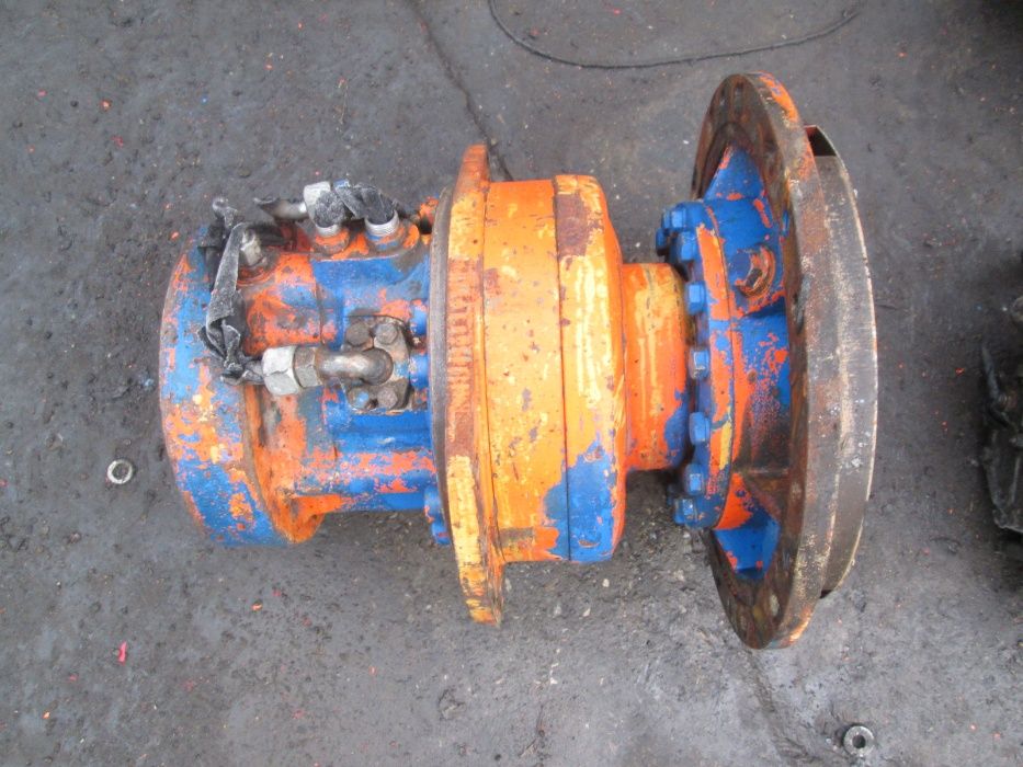 Reductor de mars pentru cilindru compactor