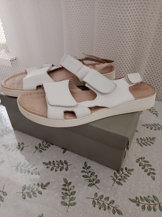 Срочно продам 40-41р. женскую обувь .