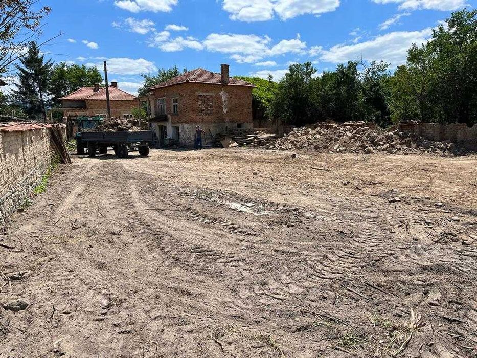 Продава се къща за основен ремонт в  село Каравелово