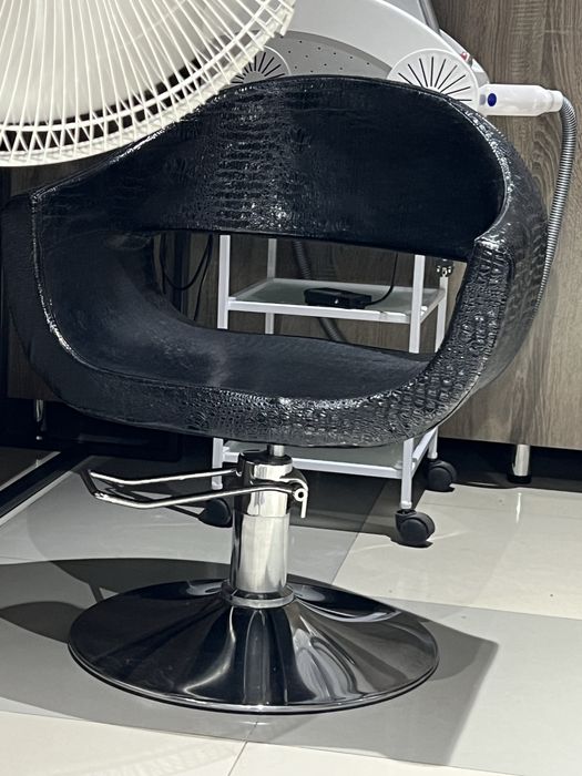 Продам кресла для парикмахера