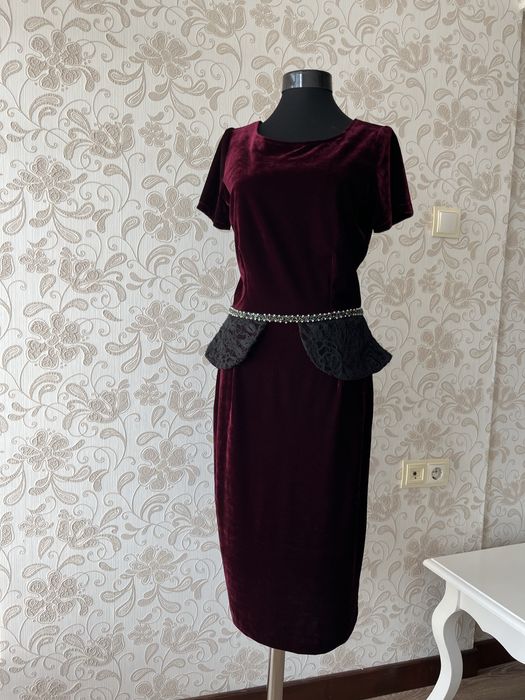 Rochie eleganta din catifea bugundi. Potrivita pentru evenimete dau cr