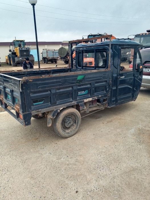 Murabbiy elktrda yuradi