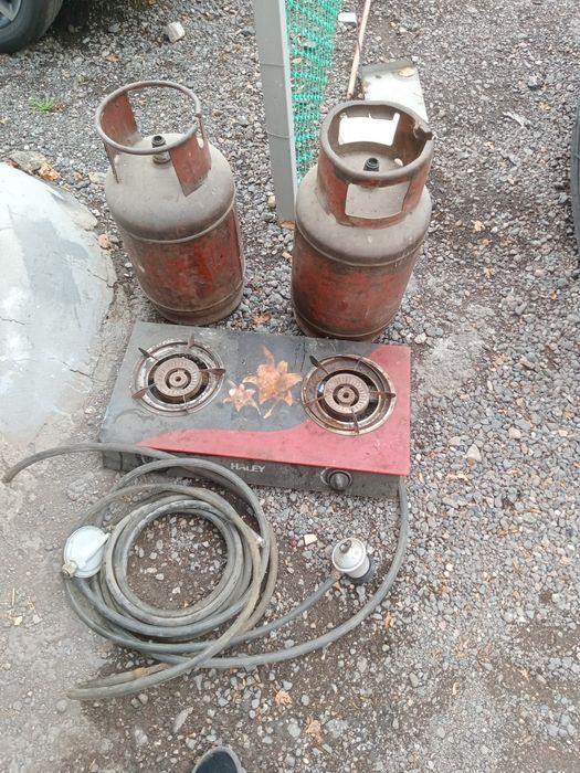 Газовые баллоны, плита