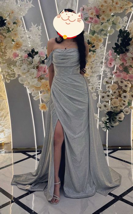 Элегантное серебристое платье