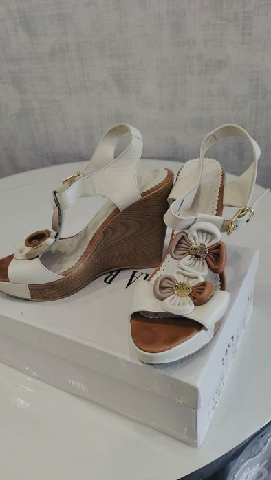 Продам босоножки туфли и сапожки