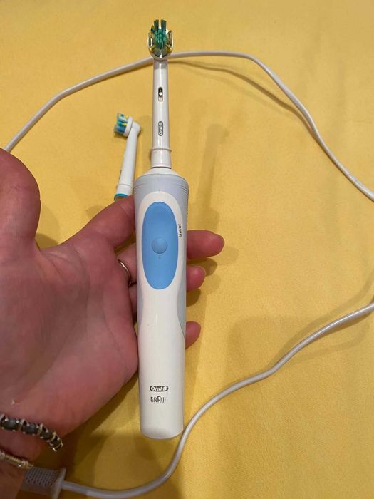 Електрическа четка за зъби Орал би,Oral B