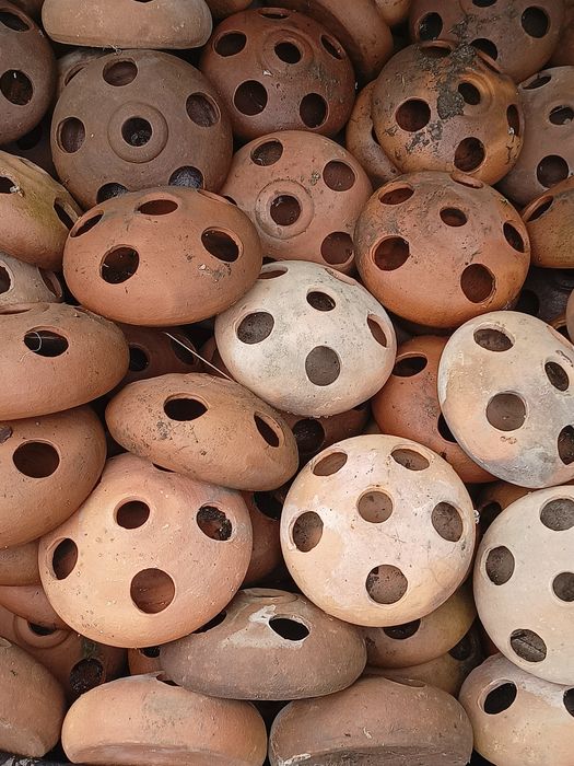 Глинени поилки хранилки за птици,гълъби папагали, пилета кокошки зайци