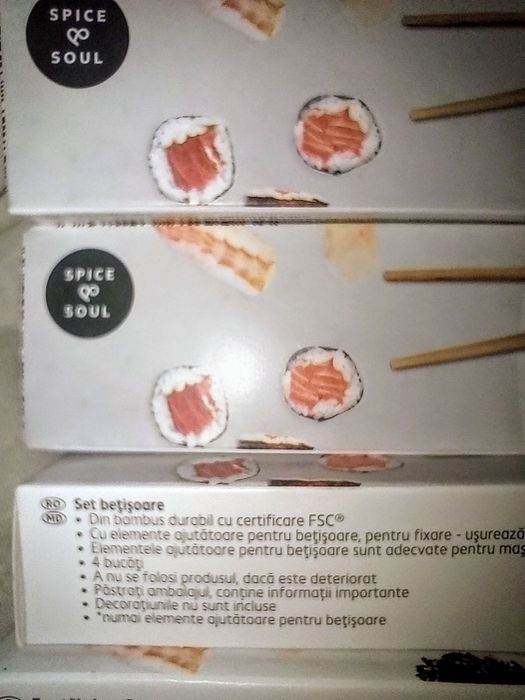 Chopstick Set sigilat nou nefolosit, un set are 4 perechi betisoare pentru mancat / chopsticks din bambus și 4 elemente ajutatoare pentru incepatori