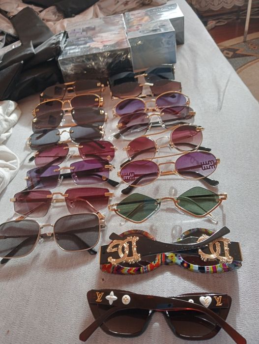 Vând ochelari de soare, parfumuri, creme Chanel, genți